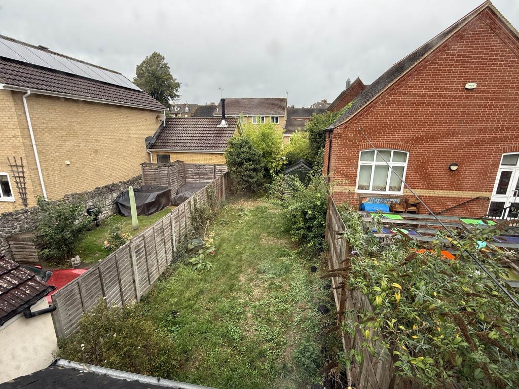 Lot: 81 - HOUSE IN NEED OF IMPROVEMENT - Rear Garden in House in Need of Improvement
